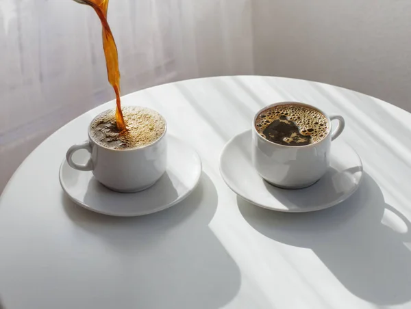 Due tazze di caffè sul tavolo bianco — Foto Stock