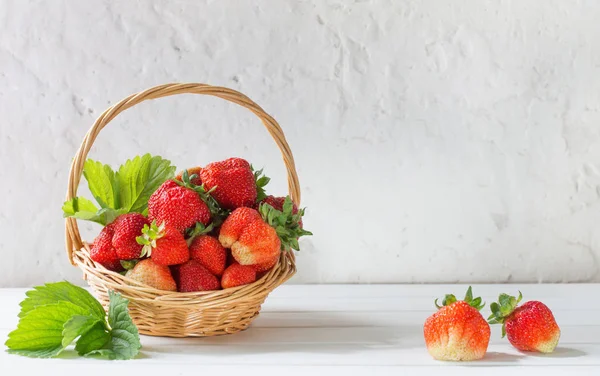 Fraises dans le panier sur fond blanc — Photo