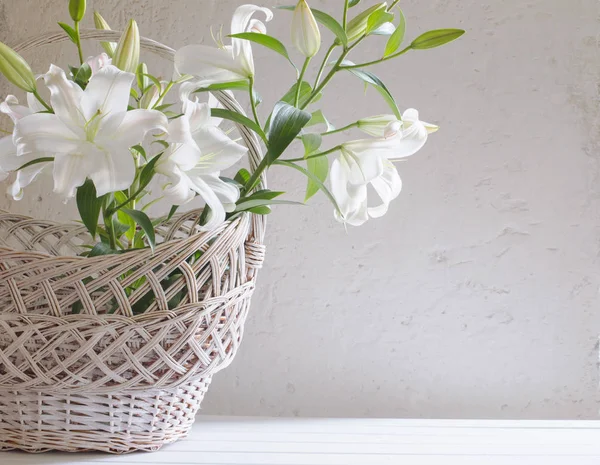 arka plan eski duvarda sepette güzel beyaz zambak