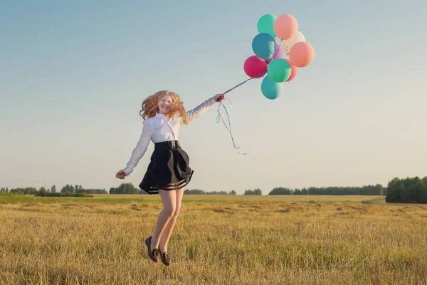 Tiener ballonnen in zomer veld — Stockfoto