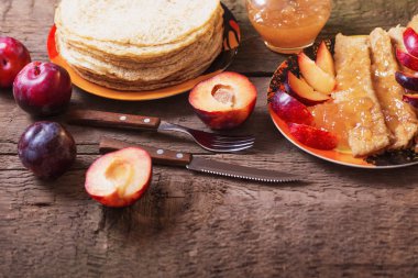 reçel ve ahşap masa üzerinde Erik ile Pancakes