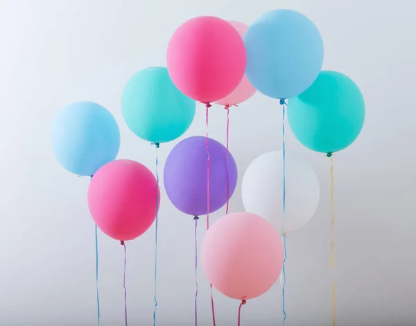 Beyaz ahşap zemin üzerinde balonlar — Stok fotoğraf