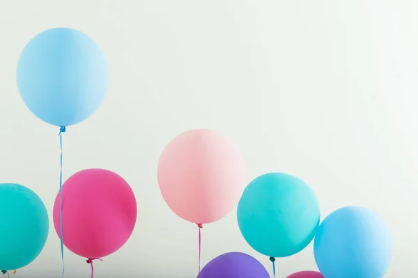 Globos sobre fondo blanco de madera —  Fotos de Stock