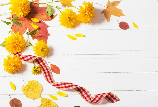 Herbst Blätter auf weißem Holzhintergrund — Stockfoto