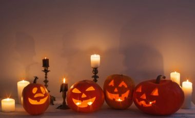 Beyaz arka planda Cadılar Bayramı kabağı