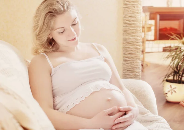 Sonreír mujeres embarazadas en casa —  Fotos de Stock
