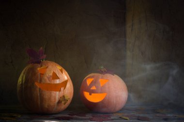 Halloween pumpkins koyu arka plan üzerinde ahşap tablo