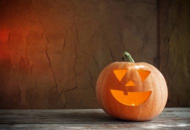 Halloween pumpkins koyu arka plan üzerinde ahşap tablo