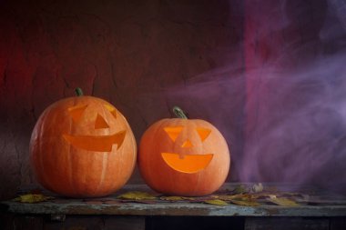 Halloween pumpkins koyu arka plan üzerinde ahşap tablo