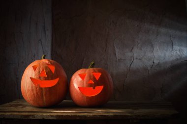 Halloween pumpkins koyu arka plan üzerinde ahşap tablo