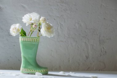 Gül beyaz zemin üzerine seramik Boot