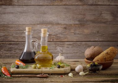 baharat ve diğer maddeler ile aromalı zeytinyağı