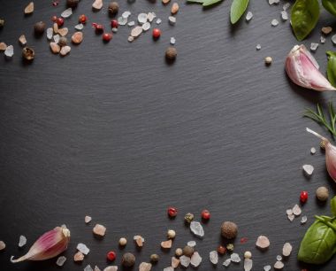 siyah taş zemin üzerine baharat