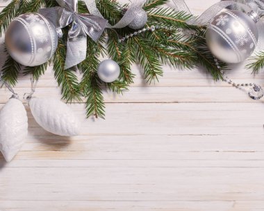 Noel dekorasyon ahşap arka plan üzerinde gümüş