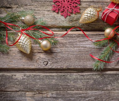 Ahşap arka plan üzerinde kırmızı ve altın christmas dekorasyon