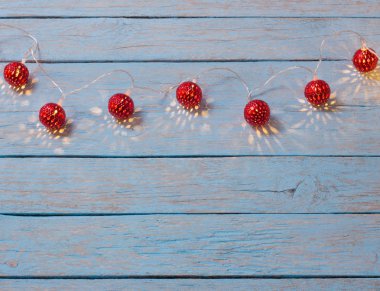 Ahşap arka planda Noel ışıkları