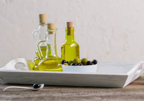 Aceite sobre la mesa de madera — Foto de Stock