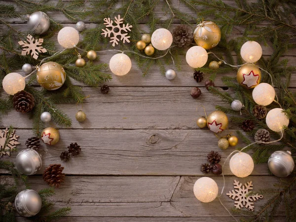 Eski ahşap arka planda Noel süslemesi — Stok fotoğraf