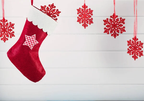 Noel çorap karşı ahşap arka plan asılı — Stok fotoğraf
