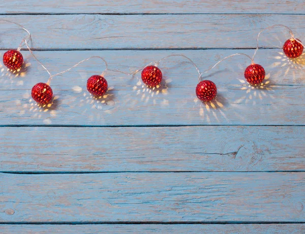 Ahşap arka planda Noel ışıkları