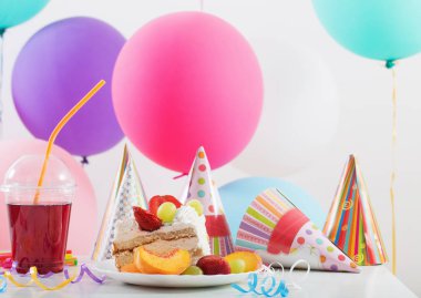 Kek ve renkli balon ile doğum günü kutlaması