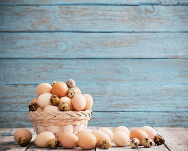 Eieren op blauwe houten achtergrond — Stockfoto