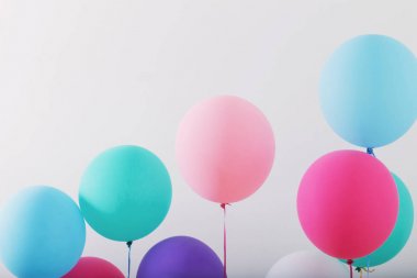 Beyaz ahşap zemin üzerinde balonlar