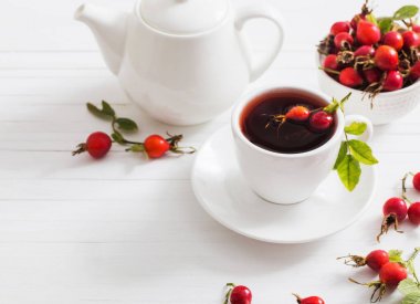 çay bir dogrose ahşap arka plan üzerinde çilek ile