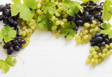 Beyaz ahşap masa üzerinde üzüm