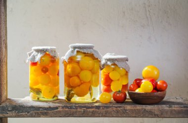 Kavanozlarda konserve sebzeler