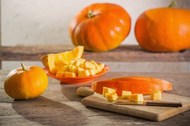 Tahta masadaki balkabakları