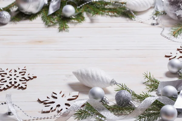 Noel dekorasyon ahşap arka plan üzerinde gümüş