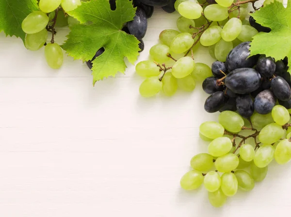 Beyaz ahşap masa üzerinde üzüm