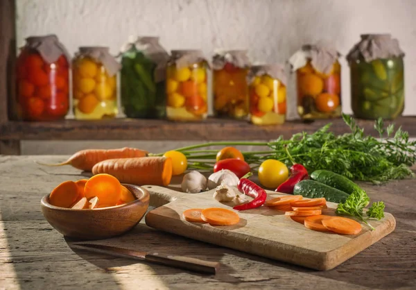 Verduras enlatadas y frescas en frascos — Foto de Stock