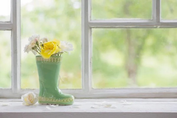 Roses in vase on window sill — Stock Photo, Image