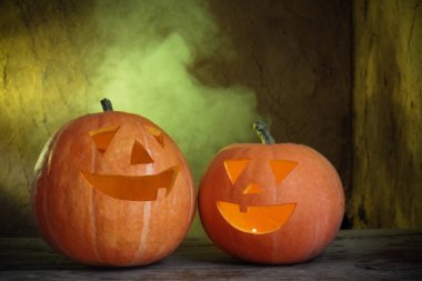 Halloween pumpkins koyu arka plan üzerinde ahşap tablo