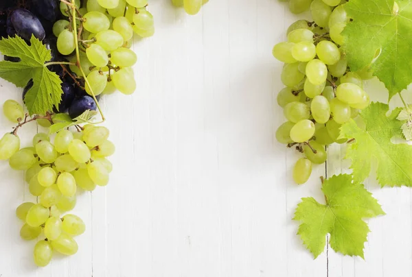 Beyaz ahşap masa üzerinde üzüm