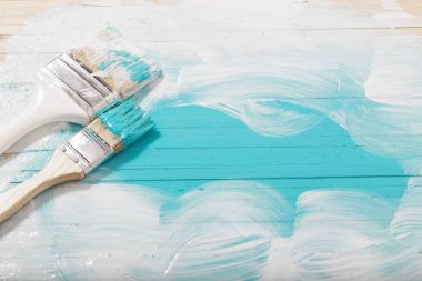 ahşap arka plan üzerinde boya ile fırça