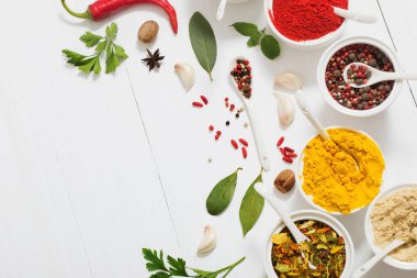 baharat beyaz zemin üzerine