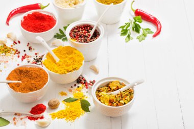 baharat beyaz zemin üzerine