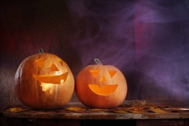 Halloween pumpkins koyu arka plan üzerinde ahşap tablo