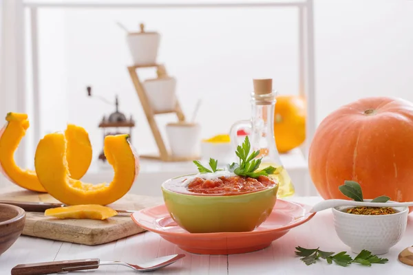 Вегетарианский суп на белом столе — стоковое фото