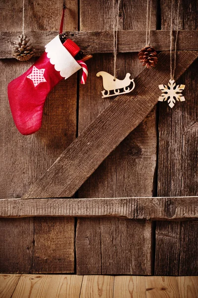 Noel stockingwith hediyeleri ahşap duvar üzerinde — Stok fotoğraf