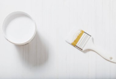 ahşap arka plan üzerinde boya ile fırça