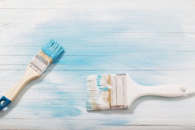 ahşap arka plan üzerinde boya ile fırça