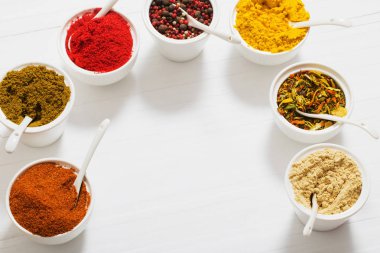 baharat beyaz zemin üzerine