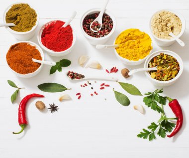 baharat beyaz zemin üzerine