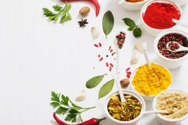 baharat beyaz zemin üzerine