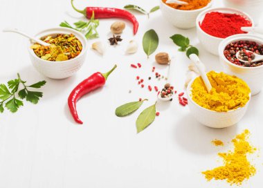 baharat beyaz zemin üzerine