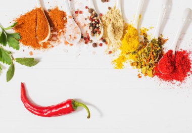 baharat beyaz zemin üzerine